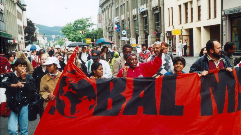 Text auf Rückseite vom original Fotoabzug:Global March, Frieburg Mai 1998