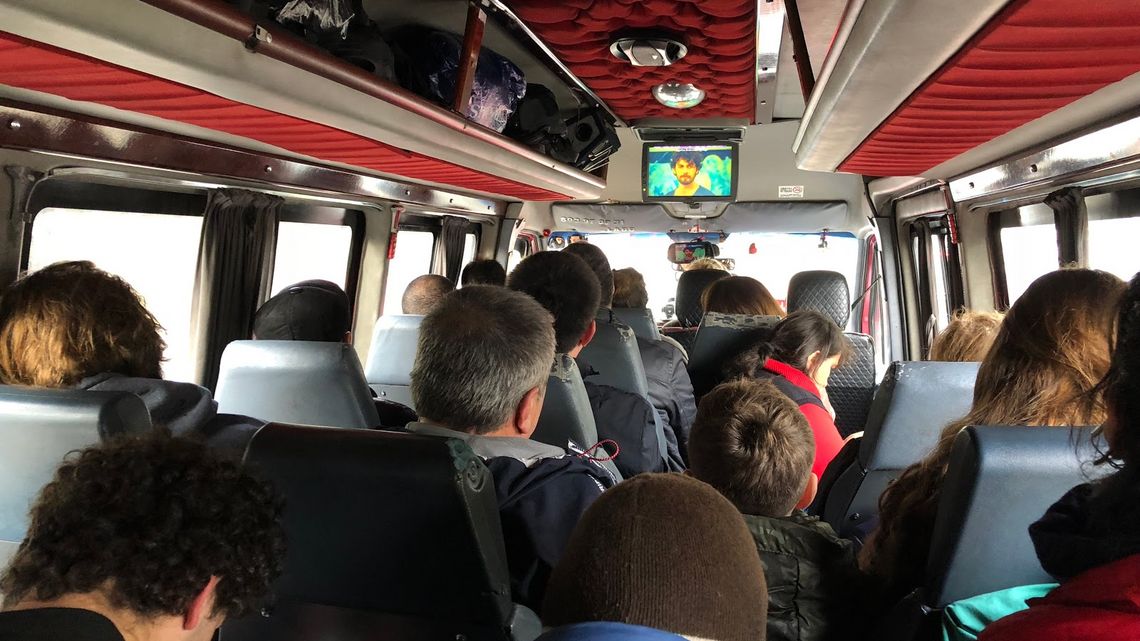 Wenn man die Hauptstadt verlassen möchte oder generell innerhalb des Landes verreisen möchte, kann man dies per Minibus (Maschrutka). Diese kosten umgerechnet meist zwischen 2 und 4 Euro und obwohl es oft Fahrpläne gibt, fahren sie hauptsächlich dann los, wenn sie voll sind. Dabei wird, wie man hier sehen kann, jeder Zentimeter für mögliche Sitzplätze ausgenutzt.