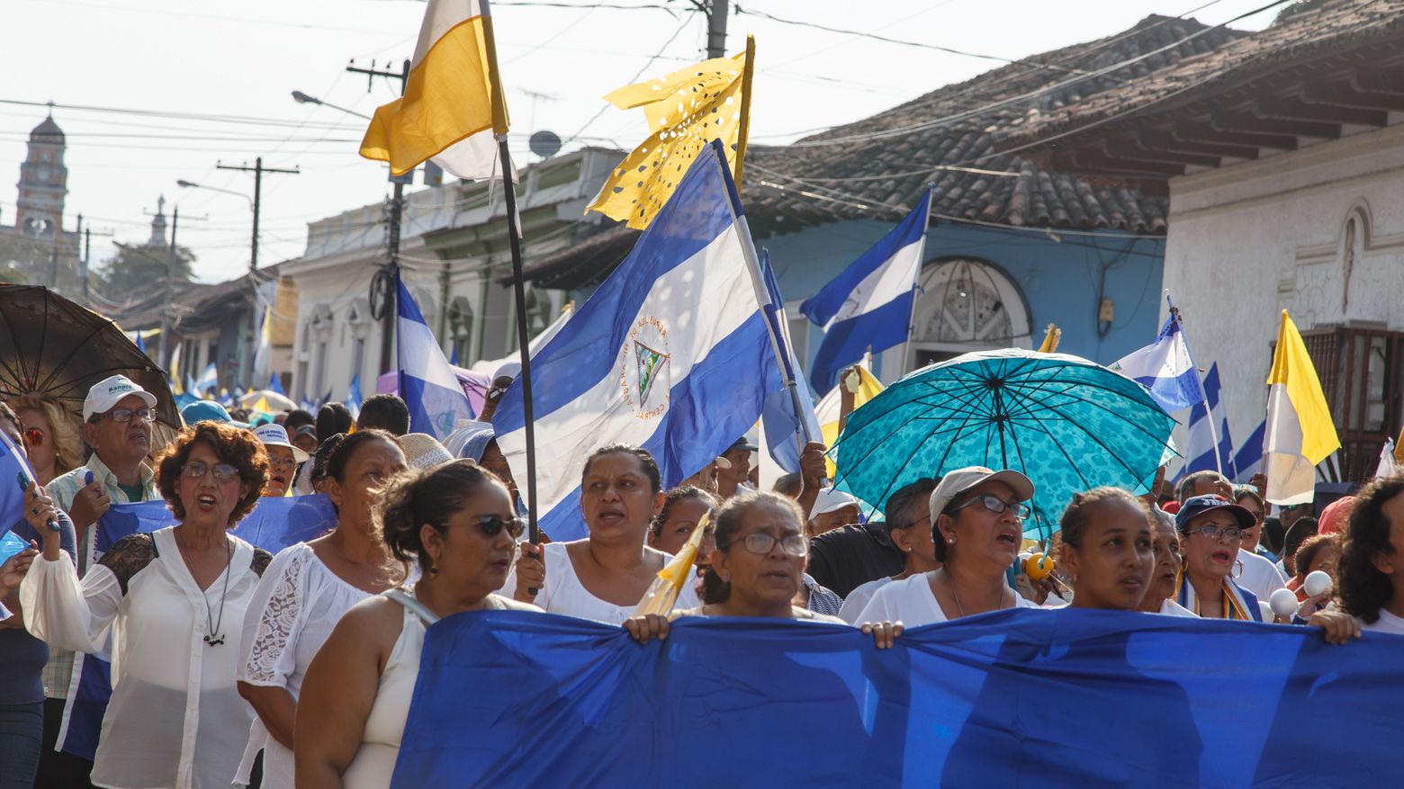 Menschen in Nicaragua protestieren gegen die Politik der Regierung.