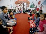 Kinder aus einem Schreibclub von Ankur