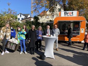 Brotverkauf vor dem Brot für die Welt Mobil