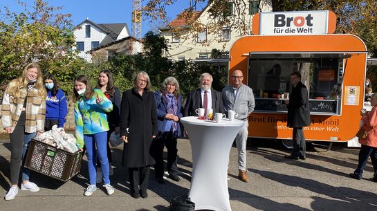 Brotverkauf vor dem Brot für die Welt Mobil