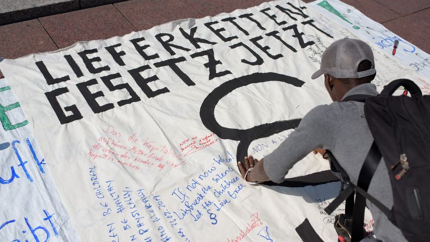 31.08.19, Weimar: Das entwicklungspolitische Jugendnetzwerk »Brot für die Welt Jugend« macht vor dem DNT Weimar mit einer Kunstaktion auf das Problem der weltweiten Kinderarbeit aufmerksam. Foto: Candy Welz