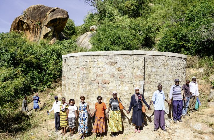 KENIA, ADS Anglican Development Services of Mount Kenya East, Stadt Embu, Dorf Gichunguri, Projekt Regenwasserauffang an einem Felsen und Speicherung in Tanks zur Nutzung in Duerreperioden