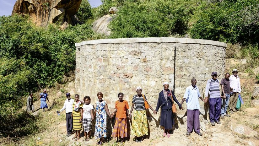 KENIA, ADS Anglican Development Services of Mount Kenya East, Stadt Embu, Dorf Gichunguri, Projekt Regenwasserauffang an einem Felsen und Speicherung in Tanks zur Nutzung in Duerreperioden