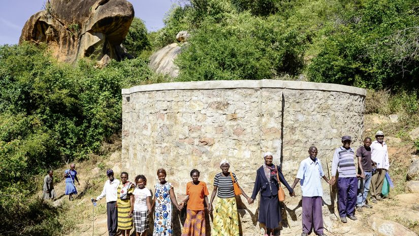 KENIA, ADS Anglican Development Services of Mount Kenya East, Stadt Embu, Dorf Gichunguri, Projekt Regenwasserauffang an einem Felsen und Speicherung in Tanks zur Nutzung in Duerreperioden