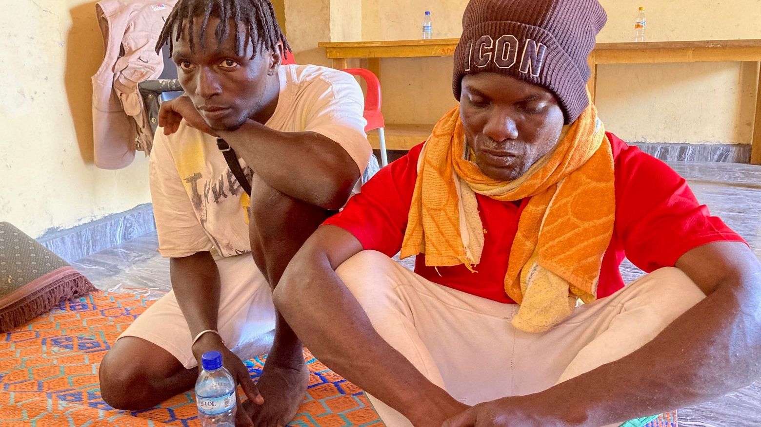 Zwei Gestrandete Migrant*innen aus Mali in den Räumen unseres Partners Alarm Phone Sahara.