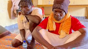 Zwei Gestrandete Migrant*innen aus Mali in den Räumen unseres Partners Alarm Phone Sahara.