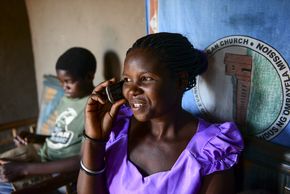 Eine Frau aus Malawi telefoniert mit einem Handy