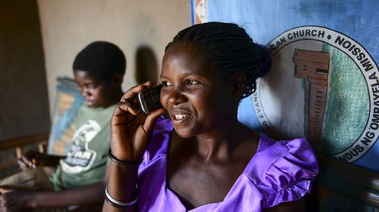 Eine Frau aus Malawi telefoniert mit einem Handy