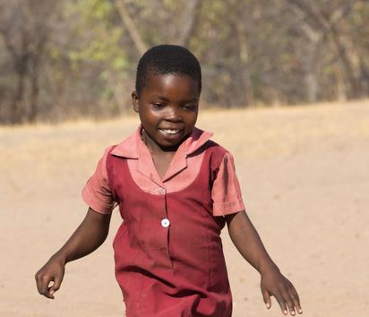 Ruvimbo Mbakurea (9 Jahre) beim Ballspiel. Das Mädchen ist kleinwüchsig und damit körperlich behindert, hat aber trotzdem viele Freundinnen auf dem Schulhof.Im Osten Simbabwes (Provinz Mashonaland East, Distrikt Mudzi) liegt die Nyamuwanga Primary School. Hier lernen behinderte und nichtbehinderte Kinder gemeinsam.Die Nichtregierungsorganisation "Jairos Jiri Association" engagiert sich in Simbabwe für Menschen mit Behinderungen. Sie betreibt diverse Schulen auf dem Land und in der Hauptstadt Harare, um Kindern und Jugendlichen mit Behinderung Zugang zu Bildung zu ermöglichen. Projektpartner JJA - Jairos Jiri Association