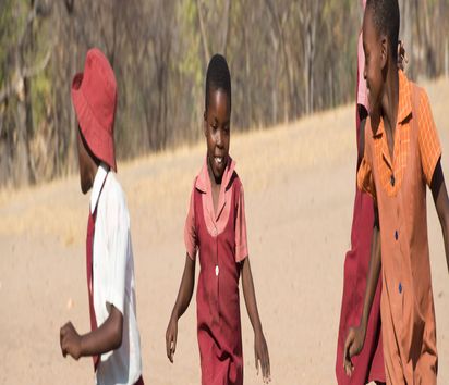Ruvimbo Mbakurea (9 Jahre) beim Ballspiel. Das Mädchen ist kleinwüchsig und damit körperlich behindert, hat aber trotzdem viele Freundinnen auf dem Schulhof.Im Osten Simbabwes (Provinz Mashonaland East, Distrikt Mudzi) liegt die Nyamuwanga Primary School. Hier lernen behinderte und nichtbehinderte Kinder gemeinsam.Die Nichtregierungsorganisation "Jairos Jiri Association" engagiert sich in Simbabwe für Menschen mit Behinderungen. Sie betreibt diverse Schulen auf dem Land und in der Hauptstadt Harare, um Kindern und Jugendlichen mit Behinderung Zugang zu Bildung zu ermöglichen. Projektpartner JJA - Jairos Jiri Association