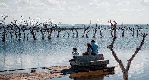 Geisterstadt Ruinen im Überflutungsgebiet: Heutzutage kommen wieder Touristen nach Epecuén. Sie interessieren sich allerdings weniger für den Badesee - sondern für die surrealen Überbleibsel eines Ferienorts, in dem Mitte der achtziger Jahre die Zeit stehenblieb. Epecuén, Buenos Aires, Argentinien. 24.03.2017. Foto Mauricio Bustamante / Visum
