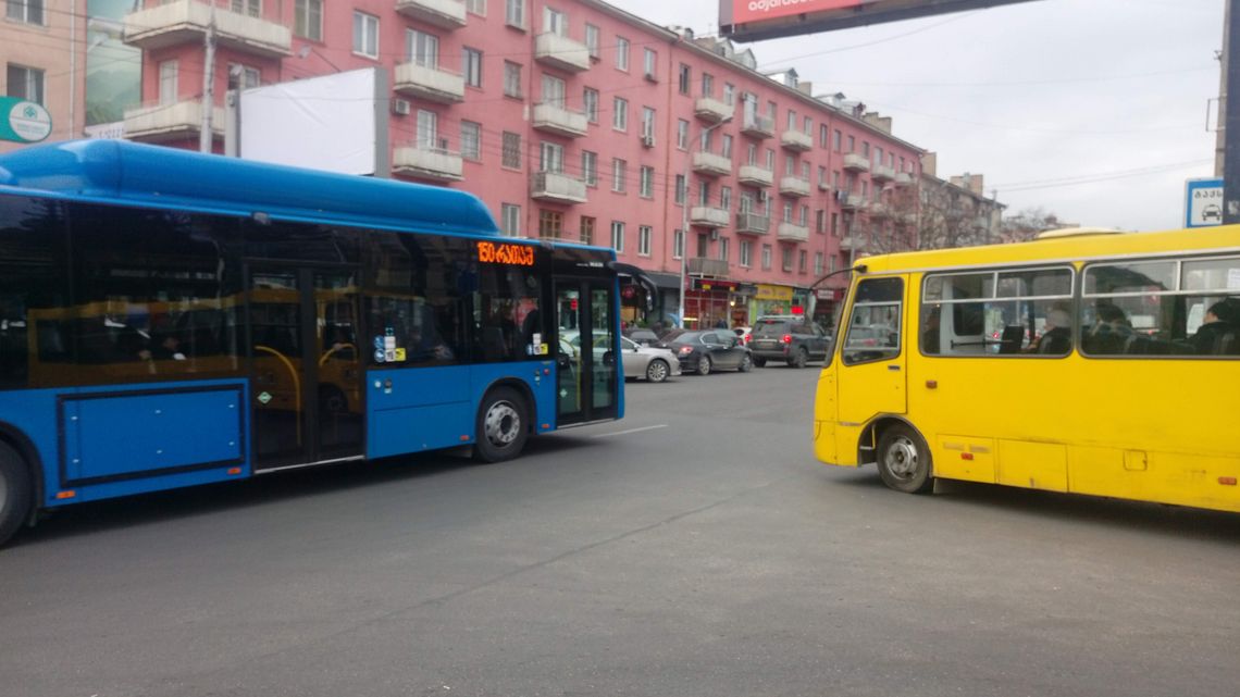 Neu trifft alt – die größeren, modernen Busse ersetzen nach und nach die alten, gelben Modelle im Tifliser Nahverkehr.