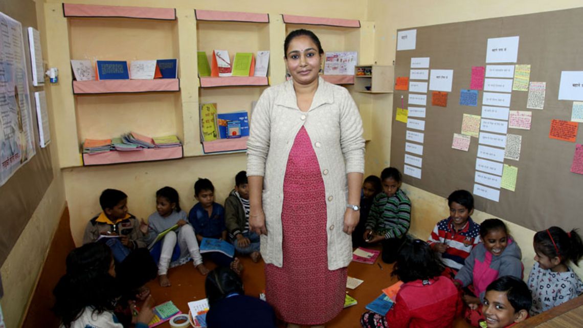 Lehrerin mit ihrer Schulklasse im Klassenraum