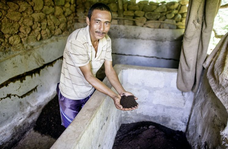 Shankhar Bhujal zeigt den fertigen Bio-Kompost am 20.09.16, Kumaisimle.Reportage zu dem Text von Mathias Peer ueber die Familie Bhujal die mit Hilfe des Brot fuer die Welt-Partners United Mission Nepal (UMN) in ihrem Dorf Kumaisimle (Dhading-Distrikt/Nepal) oekologische Landwirtschaft betreiben.Foto: Thomas Lohnes fuer Brot fuer die Welt