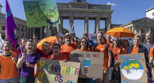 Deutschland, Berlin, 15. September 2023, Die Präsidentin von Brot für die Welt, Pfarrerin Dr. Dagmar Pruin und Mitarbeitende und Unterstützende von Brot für die Welt demonstrieren zusammen  beim Globalen Klimastreik unter dem Motto: #EndFossilFuels