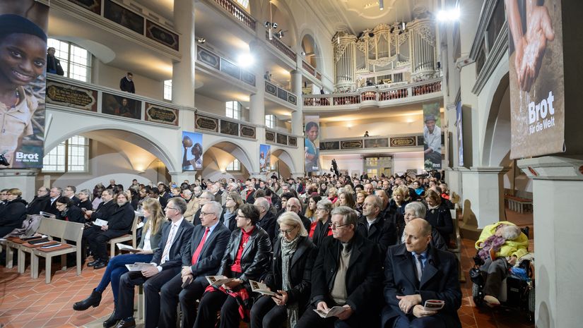 Festgottesdienst am 1. Adventzur Eröffnung der 58. Spendenaktion Brot für die Welt aufgenommen am Sonntag (27.11.16) in der St. Georgenkirche in Eisenach.Foto: Jens Schlueter/Brot für die WeltMit der Honorarzahlung übertrage ich dem Evangelischen Werk für Diakonie und Entwicklung e.V. das einfache Nutzungsrecht ohne zeitliche, örtliche und inhaltliche Einschränkung für alle Veröffentlichungen des Vereins und als Pressefoto zur unmittelbaren Berichterstattung über den Gottesdienst. Eine Auswahl der Fotos wird dem epd als Pool- und Pressebilder zur Verfügung gestellt. Jede zusätzliche Nutzung bedarf der Genehmigung des Photographen und ist honorarpflichtig für den Nutzer. Der Fotograf besitzt kein Model-Release der abgebildeten Personen. Es wird grundsätzlich keine Einholung von Persönlichkeits-, Kunst- oder Markenrechten zugesichert, die Einholung dieser Rechte obliegt dem Nutzer.