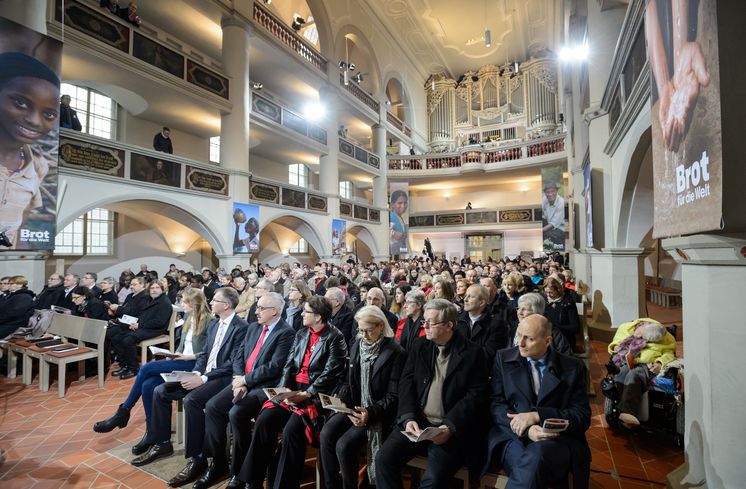 Festgottesdienst am 1. Adventzur Eröffnung der 58. Spendenaktion Brot für die Welt aufgenommen am Sonntag (27.11.16) in der St. Georgenkirche in Eisenach.Foto: Jens Schlueter/Brot für die WeltMit der Honorarzahlung übertrage ich dem Evangelischen Werk für Diakonie und Entwicklung e.V. das einfache Nutzungsrecht ohne zeitliche, örtliche und inhaltliche Einschränkung für alle Veröffentlichungen des Vereins und als Pressefoto zur unmittelbaren Berichterstattung über den Gottesdienst. Eine Auswahl der Fotos wird dem epd als Pool- und Pressebilder zur Verfügung gestellt. Jede zusätzliche Nutzung bedarf der Genehmigung des Photographen und ist honorarpflichtig für den Nutzer. Der Fotograf besitzt kein Model-Release der abgebildeten Personen. Es wird grundsätzlich keine Einholung von Persönlichkeits-, Kunst- oder Markenrechten zugesichert, die Einholung dieser Rechte obliegt dem Nutzer.