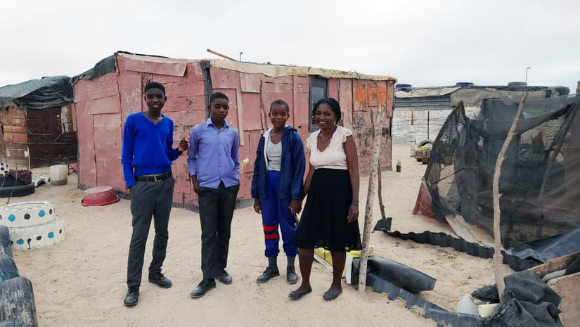 Mit ihren drei jüngsten Kindern wohnt Caroline Tjambiru in einem Township außerhalb von Swakopmund.