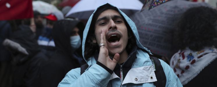 Demonstrant ruft