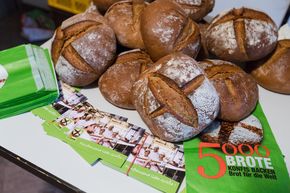 Von Konfirmandinnen und Konfirmanden zugunsten von Brot für Welt gebackene Brote