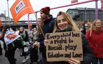 November 27, 2019 - Berlin, Germany: Brot für die Welt und die GEW unterstützen die globale Kampagne „100 Million“ von Kailash Satyarthi, Friedensnobelpreisträger und langjähriger Partner von Brot für die Welt. Ziel der Kampagne ist es, junge Menschen zu ermutigen, sich für Kinderrechte stark zu machen und damit konkrete politische Maßnahmen anzustoßen. Am 27. November geht Brot für die Welt mit Satyarthi und mehr als hundert Jugendlichen in Berlin auf die Straße, um gegen Kinderarbeit zu protestieren. Vor dem Reichstagsgebäude treffen die Protestierenden auf Politikerinnen und Politiker verschiedener Fraktionen (Claudia Roth, Bärbel Kofler, Wolfgang Stefinger, Helin Evrim Sommer, Matthias Seestern-Pauly) und übergeben ihnen symbolisch einen Paragrafen und fordern sie auf, mit Nachdruck gegen ausbeuterische Kinderarbeit vorzugehen.