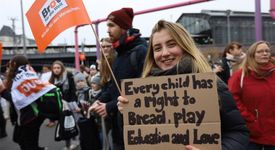 November 27, 2019 - Berlin, Germany: Brot für die Welt und die GEW unterstützen die globale Kampagne „100 Million“ von Kailash Satyarthi, Friedensnobelpreisträger und langjähriger Partner von Brot für die Welt. Ziel der Kampagne ist es, junge Menschen zu ermutigen, sich für Kinderrechte stark zu machen und damit konkrete politische Maßnahmen anzustoßen. Am 27. November geht Brot für die Welt mit Satyarthi und mehr als hundert Jugendlichen in Berlin auf die Straße, um gegen Kinderarbeit zu protestieren. Vor dem Reichstagsgebäude treffen die Protestierenden auf Politikerinnen und Politiker verschiedener Fraktionen (Claudia Roth, Bärbel Kofler, Wolfgang Stefinger, Helin Evrim Sommer, Matthias Seestern-Pauly) und übergeben ihnen symbolisch einen Paragrafen und fordern sie auf, mit Nachdruck gegen ausbeuterische Kinderarbeit vorzugehen.