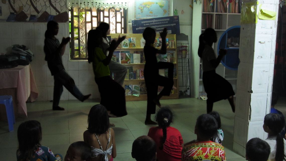 Die Kinder führen für Khmer New Year einen kambodschanischen Tanz vor
