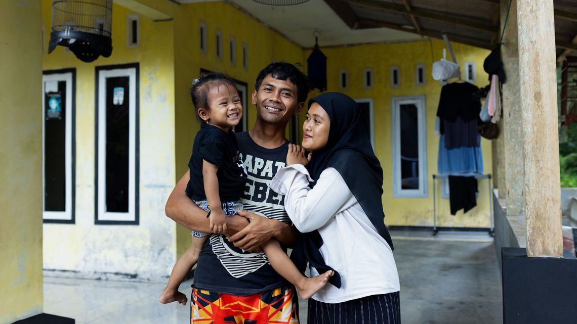 Die 24-jährige Samrotul Puadah mit ihrer zweijährigen Tochter Noora und ihrem 35-jährigen Ehemann Tikno in ihrem Zuhause in Bojung, Pandangerang, West-Java. Samrotul, auch bekannt als Aii, war eine der zwölf Gewinner*innen des Wettbewerbs für junge Landwirte, der von der Partnerorganisation JAMTANI veranstaltet wurde. Sie beschloss, mit der Landwirtschaft zu beginnen, um sich zu beschäftigen, während ihr Mann als Maler unterwegs war.