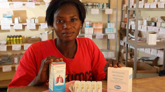 Helferin Antoinette Sawadogo in der Apotheke des Gesundheitszentrums bei Kaya, Burkina Faso.