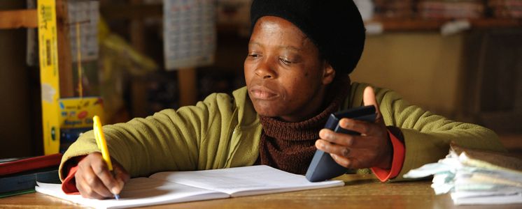 A customer of a neighbourhood shop of the Africa Cooperative Action Trust in Kaphunga / Swaziland. Life in the mountainous region has become much easier since then, as everyday necessities can now be bought close to home. (Photo: Christof Krackhard) A customer of a neighbourhood shop of the Africa Cooperative Action Trust in Kaphunga in the neighbourhood shop..