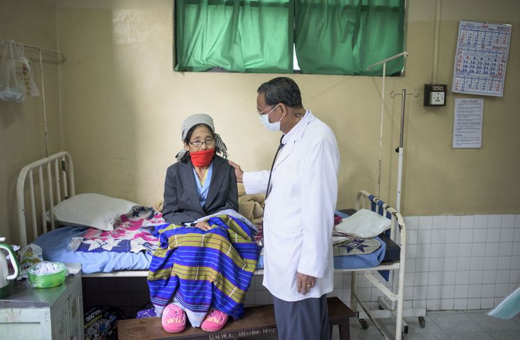 Myanmar, Gesundheit, Haus, Krankenhaus, Krank, Krankenbett, Arzt, Operation, Untersuchung, Medizin, Tuberkulose, Frau, Bett