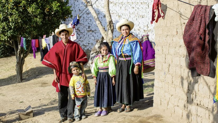 Jose Barrios Manayay mit Ehefrau Rosa Tantarico Barrios und den Kindern Anali (10) und Neiser Barrios Tantarico (4) neben ihrem Haus in Panachi. (c) 2016 Kathrin Harms