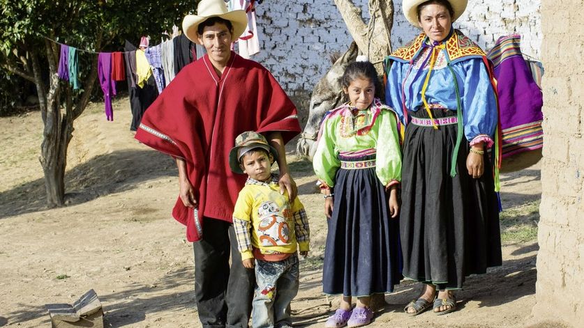 Jose Barrios Manayay mit Ehefrau Rosa Tantarico Barrios und den Kindern Anali (10) und Neiser Barrios Tantarico (4) neben ihrem Haus in Panachi. (c) 2016 Kathrin Harms