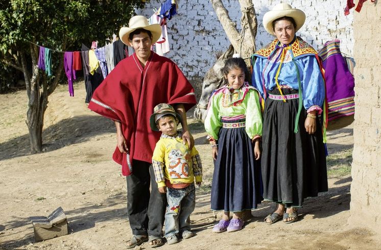 Jose Barrios Manayay mit Ehefrau Rosa Tantarico Barrios und den Kindern Anali (10) und Neiser Barrios Tantarico (4) neben ihrem Haus in Panachi. (c) 2016 Kathrin Harms