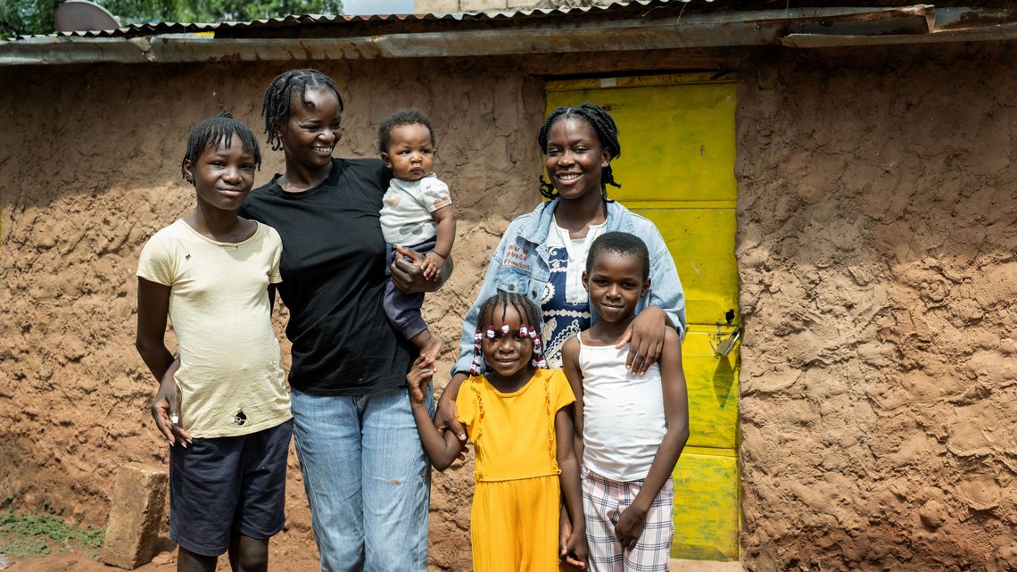 Marlene Culemba mit ihrer ältesten Schwester Judite und deren vier Kindern