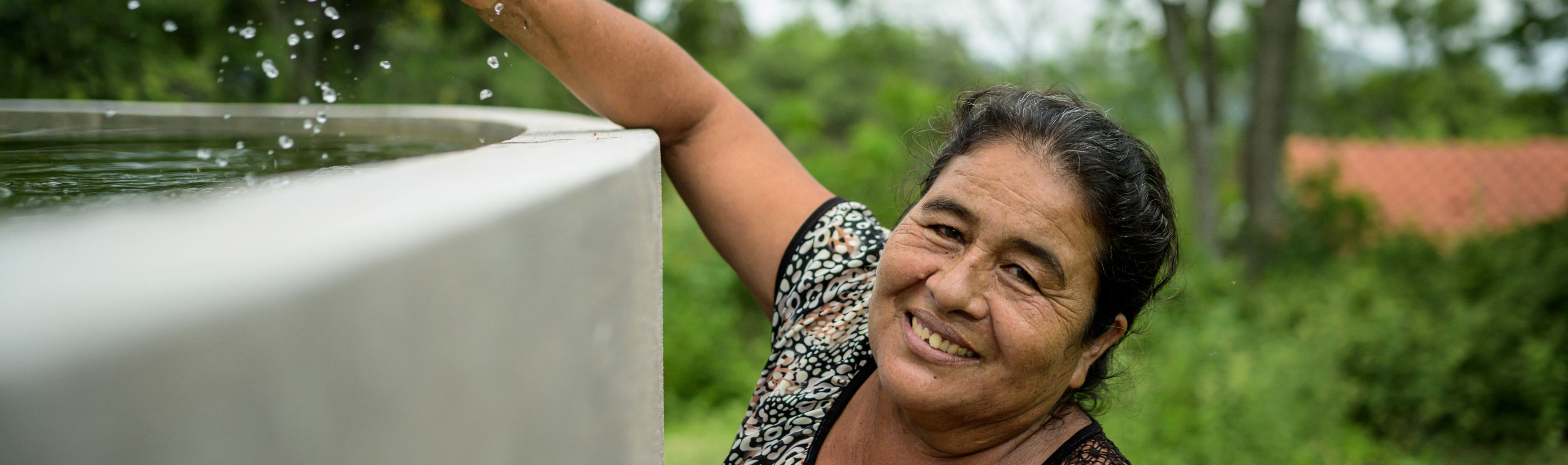 Agua Buena Caldera, Entrerios, Tarija. Eudacia Rivera, 61, vor ihrem Wassertank.Projektpartner: Acción Cultural Loyola (ACLO)