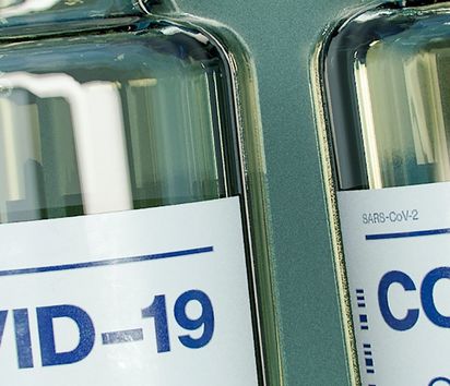 Mehrere Dosen Impfstoff gegen Covid-19.