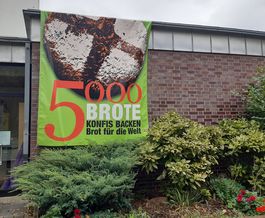 Ein 5.000 Brote-Banner schmückte das Gemeindehaus