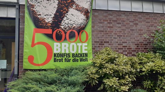 Ein 5.000 Brote-Banner schmückte das Gemeindehaus