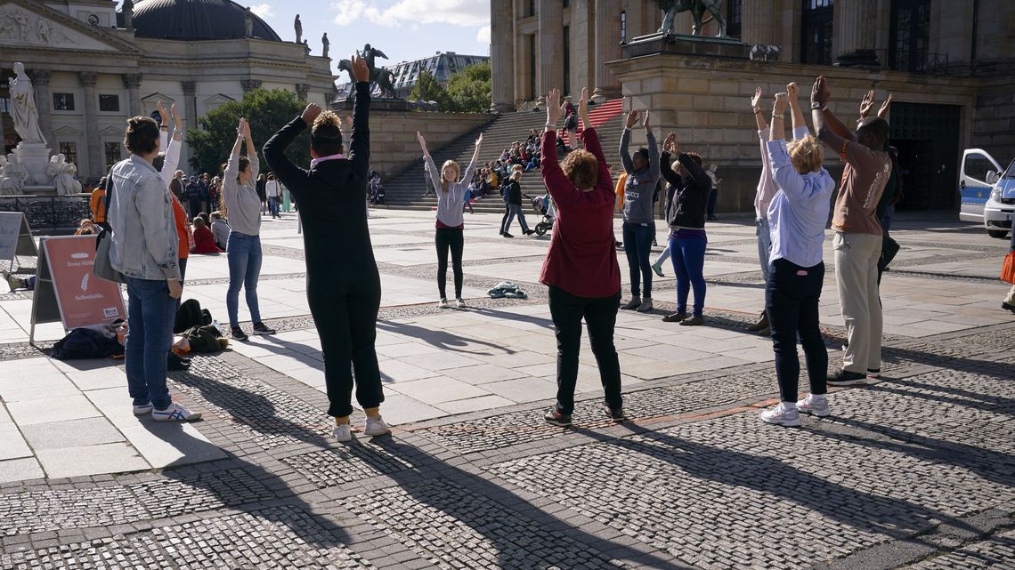 Berlin, DEU 29.09.18. Im Rahmen ihres bundesweiten Aktionstreffens "Youthtopia" macht das entwicklungspolitisch Jugendnetzwerk "Brot für die Welt Jugend" am Samstag mit Teach-Ins auf dem Berliner Gendarmenmarkt auf seine Forderungen aufmerksam.  [Foto und Copyright: Brot fuer die Welt/Andreas Schoelzel, Berlin. fon +4930 61609678. mail: post@schoelzel.net]