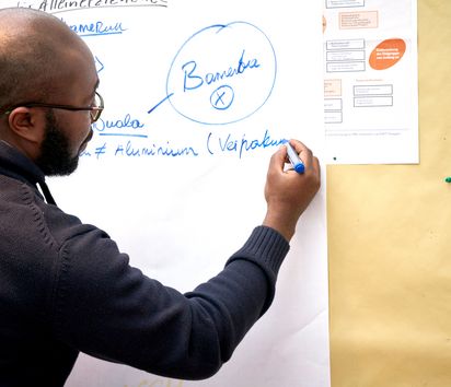 Mann an Flipchart