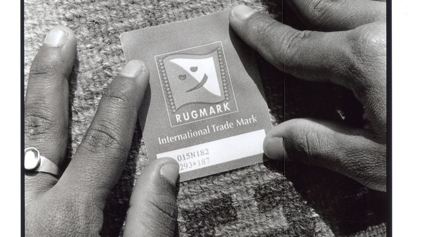 Text auf Rückseite vom original Fotoabzug:Nepal Rugmark Foundation (NRF) gegen Kinderarbeit in der Teppichindustrie in Kathmandu/Nepal02/1998Foto: Jörg BöthlingBilderdienst Brot für die Welt,Stafflenstr. 76, 70184 Stuttgart, Tel: 0711/2159-444, Ev. Kreditgenossenschaft Stuttgart, Kto. Nr. 405 000 (BLZ 600 606 06)Kennwort: Brot-Werbung