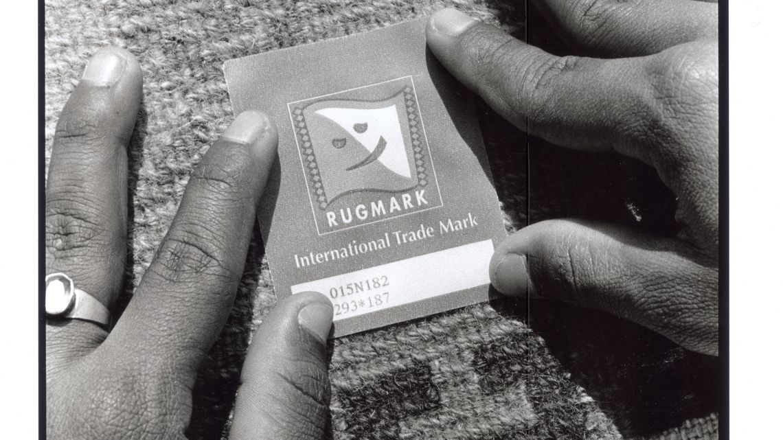 Text auf Rückseite vom original Fotoabzug:Nepal Rugmark Foundation (NRF) gegen Kinderarbeit in der Teppichindustrie in Kathmandu/Nepal02/1998Foto: Jörg BöthlingBilderdienst Brot für die Welt,Stafflenstr. 76, 70184 Stuttgart, Tel: 0711/2159-444, Ev. Kreditgenossenschaft Stuttgart, Kto. Nr. 405 000 (BLZ 600 606 06)Kennwort: Brot-Werbung