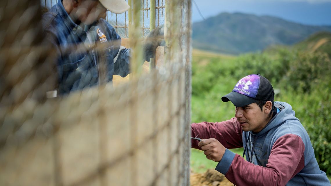 David Velázquez construye un depósito de agua junto con un ingeniero