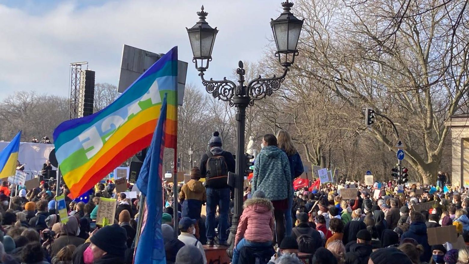 Am 27. Februar 2022 protestierten in Berlin Zehntausende gegen den Krieg gegen die Ukraine.