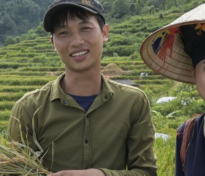 Ton Hoang Thi, 30 Jahre, Kleinbäuerin, seit 2018 im Projekt, und ihr Mann Phuc Ban Hui, 30 Jahre, bei der Reisernte.Projektpartner: Yen Bai Womens‘ Union - YBWU