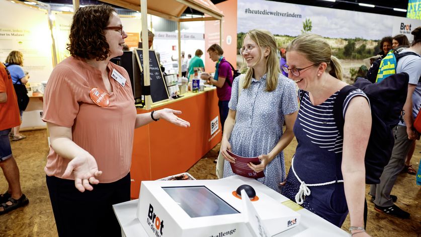 Klima-Challenge am Messestand von Brot für die Welt und Missio auf dem Messegelände, beim Kirchentag 2023 in Nürnberg.