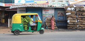 TucTuc mit Bananen für den loaklen Markt